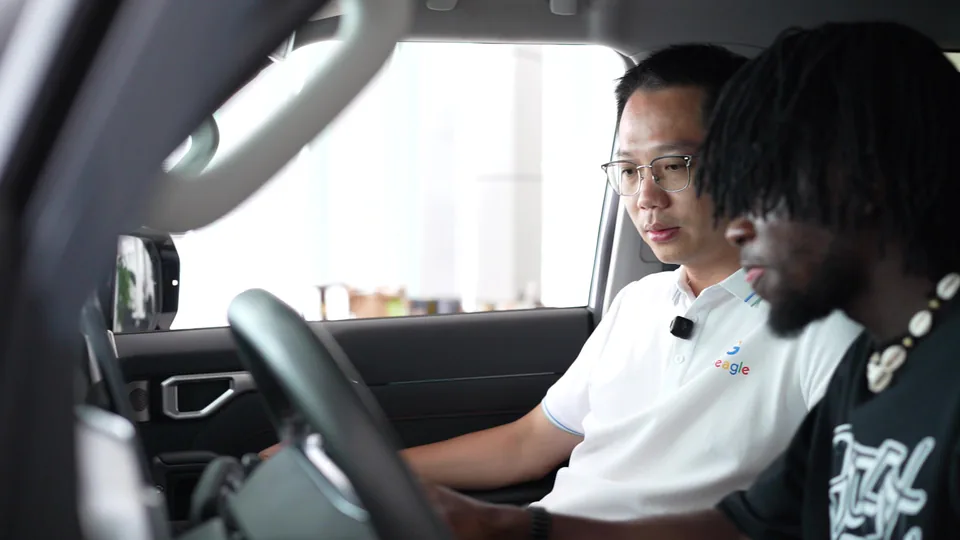 两人共同查看车辆驾驶舱