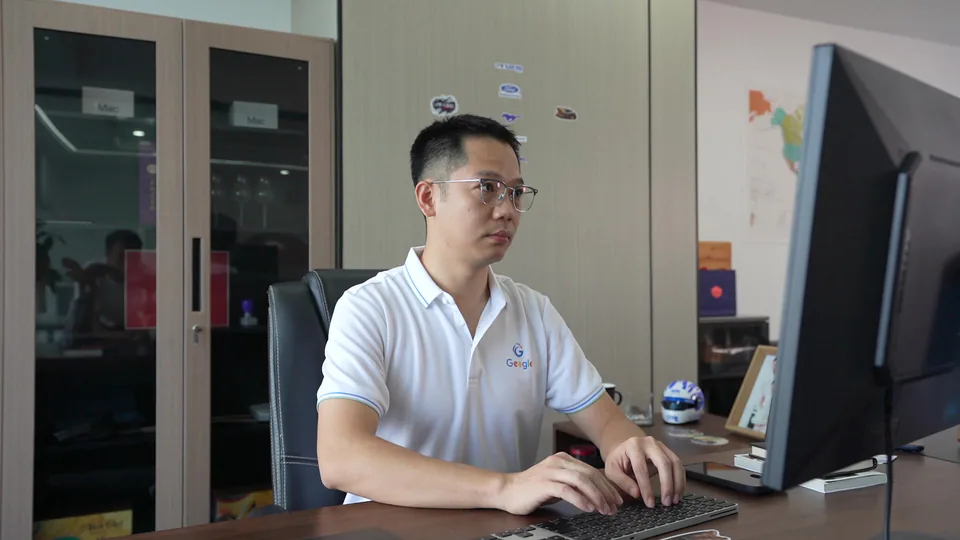 Daniel Liu 在办公室使用电脑工作