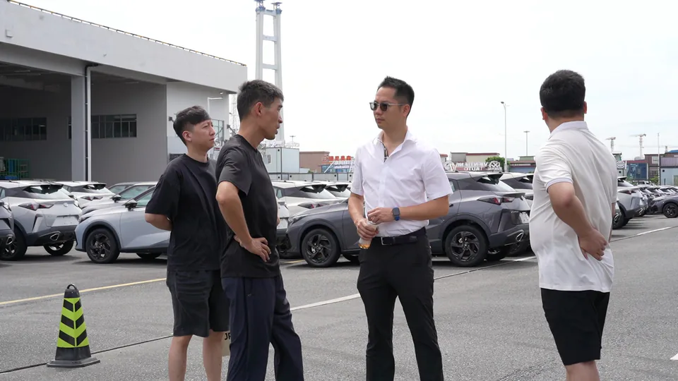 几人在车辆场站内沟通